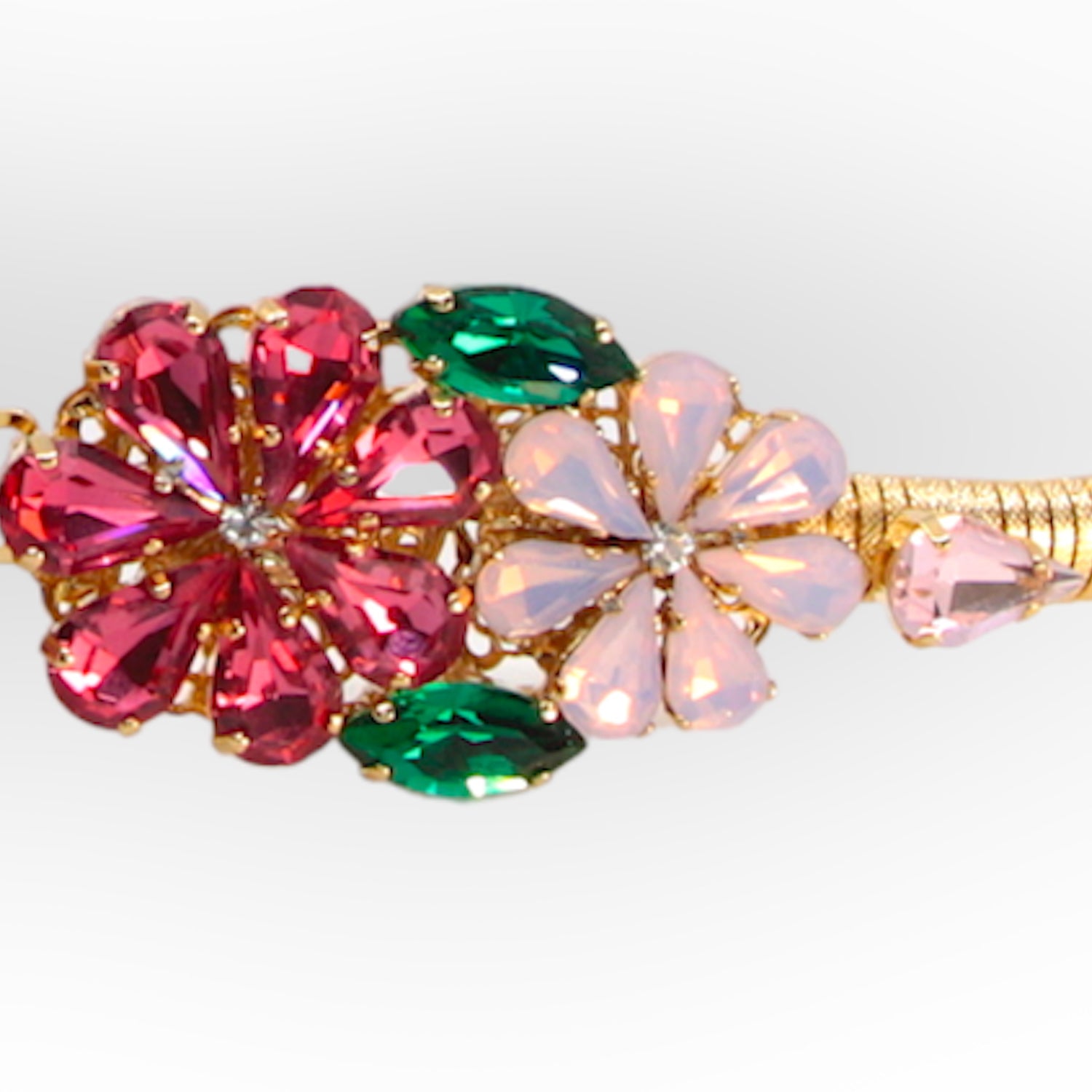 DAISY BELT IN GOLD-PLATED STRETCH METAL WITH PINK BOUQUET CRYSTAL BUCKLE