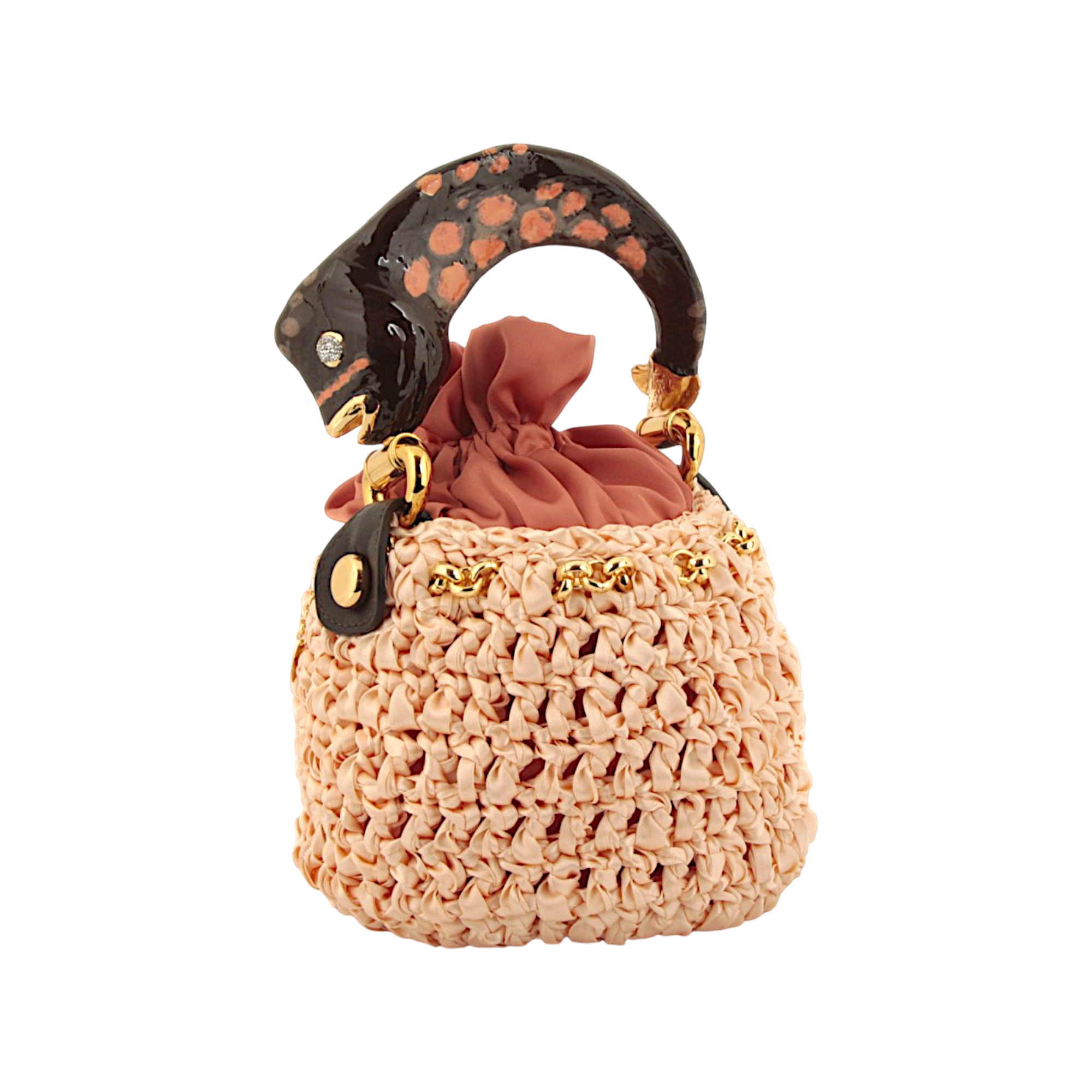 Blush bucket bag with fish sculpture handle in crocheted satin
Elegant blush bucket bag in crocheted satin with sculptural fish handle
Artisanal blush bucket bag with fish handle and textured crocheted satin body by Inga Sirmione