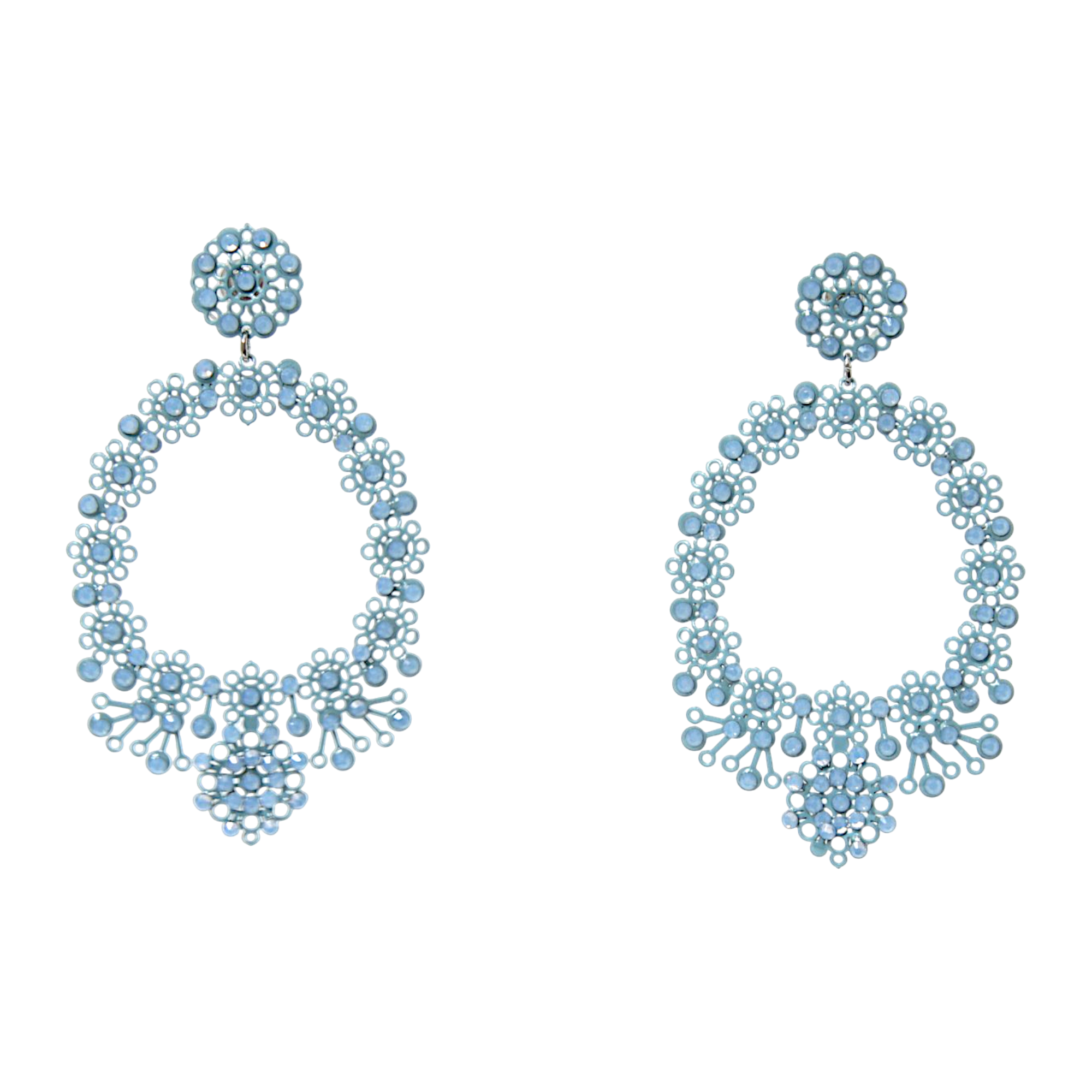 1. Immagine prodotto frontale
Light blue oval lace-inspired earrings with Swarovski crystals and enamelled metal laminae, INGA Sirmione.
2. Immagine sul manichino
Light blue oval statement earring shown on mannequin to illustrate real proportions and size.
3. Immagine editoriale indossata
Close-up editorial portrait of a model wearing light blue oval lace earrings with Swarovski crystals.