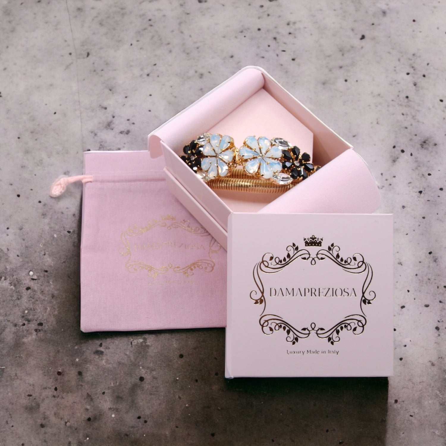 CINTURA IN METALLO ELASTICIZZATO PLACCATO ORO CON FIBBIA IN CRISTALLO A MAZZO DI MARGHERITE, NERA E BIANCA