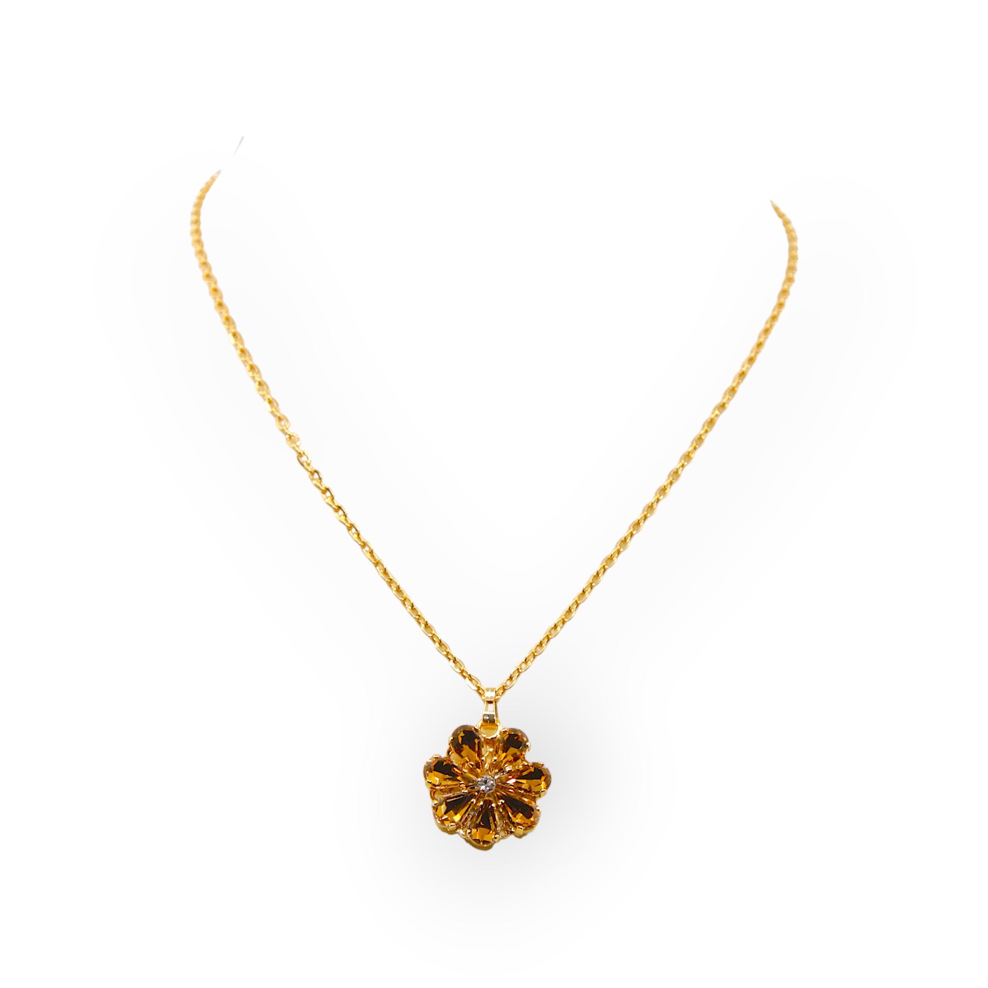 Collana con ciondolo a forma di margherita con gocce di cristallo in tonalità rosa.