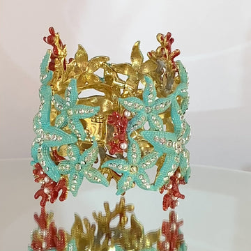 Made in Italy. Carlo Zini Magnificent bracelet with a coral reef theme Hypoallergenic rhodium plated in 18 KT gold and multicolor enamels elegant construction in swarovski crystals, pearls and multicolored resins 100% handmade
