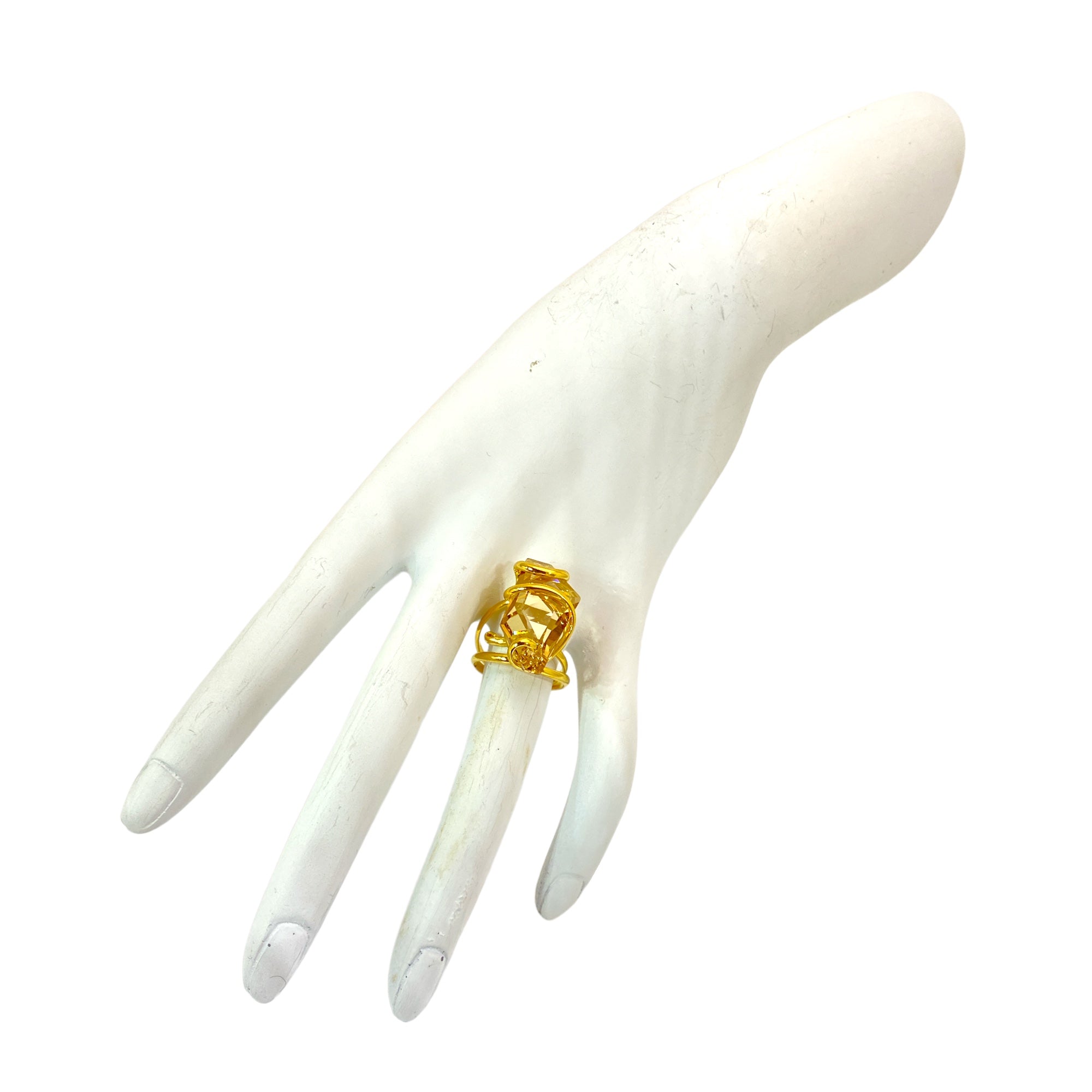 Un prezioso cristallo ispira il design unico di questo straordinario anello realizzato in metallo Placcato Oro.