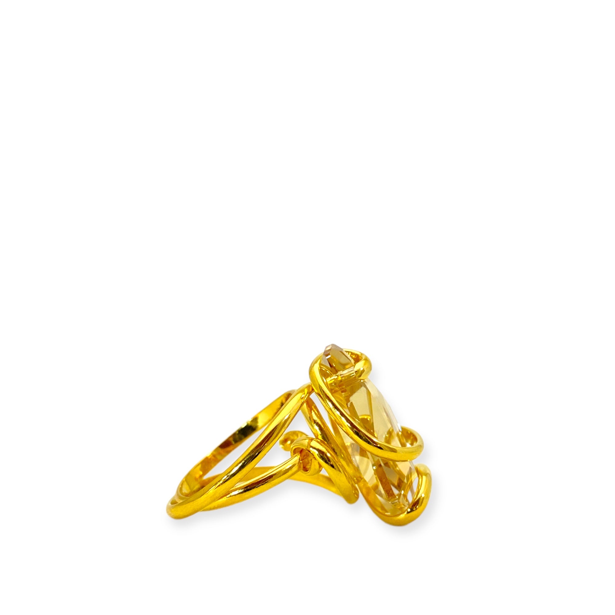 Un prezioso cristallo ispira il design unico di questo straordinario anello realizzato in metallo Placcato Oro.